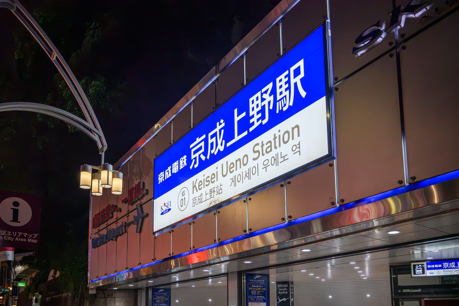 夜の京成上野駅の入口