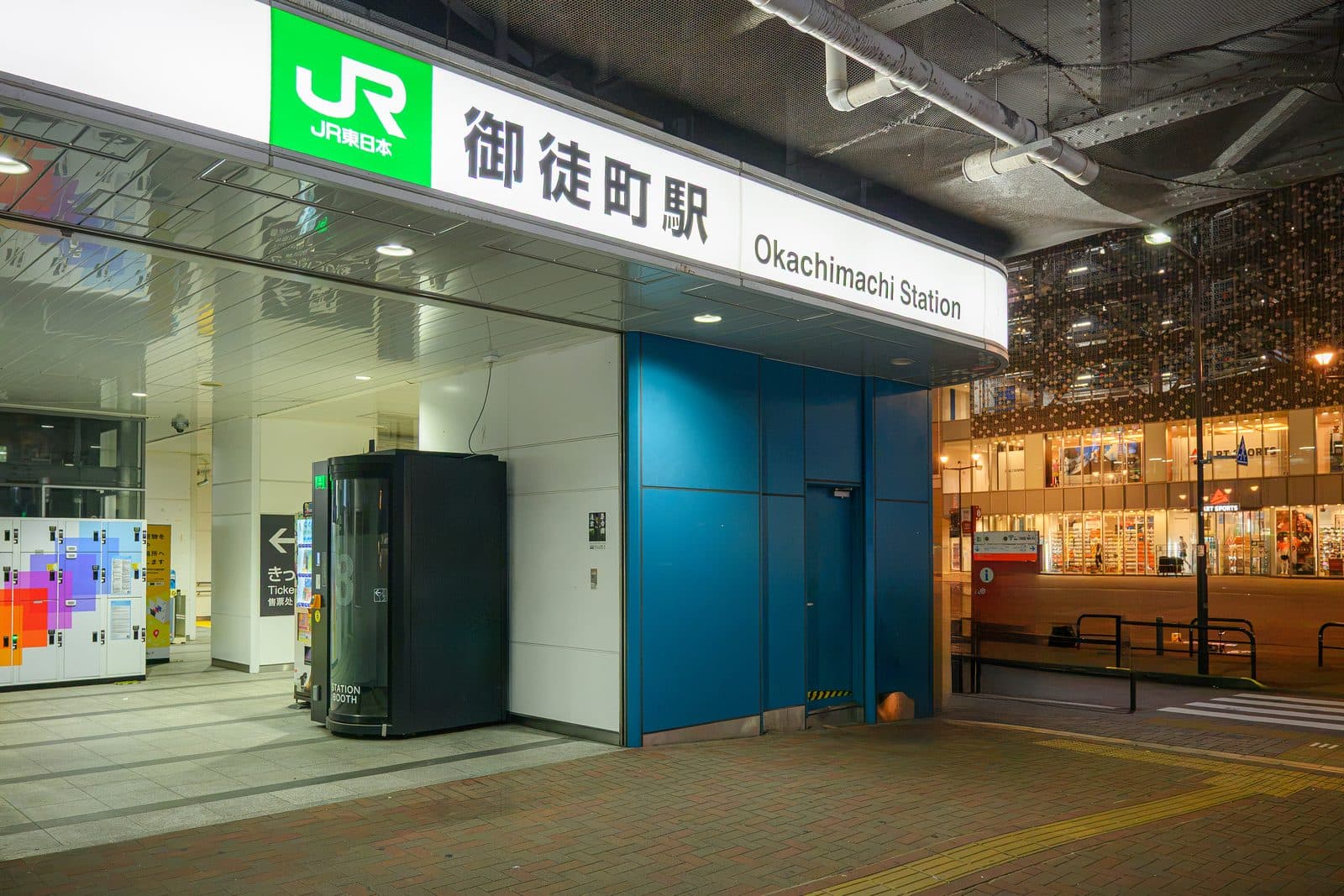 夜のJR御徒町駅の入口