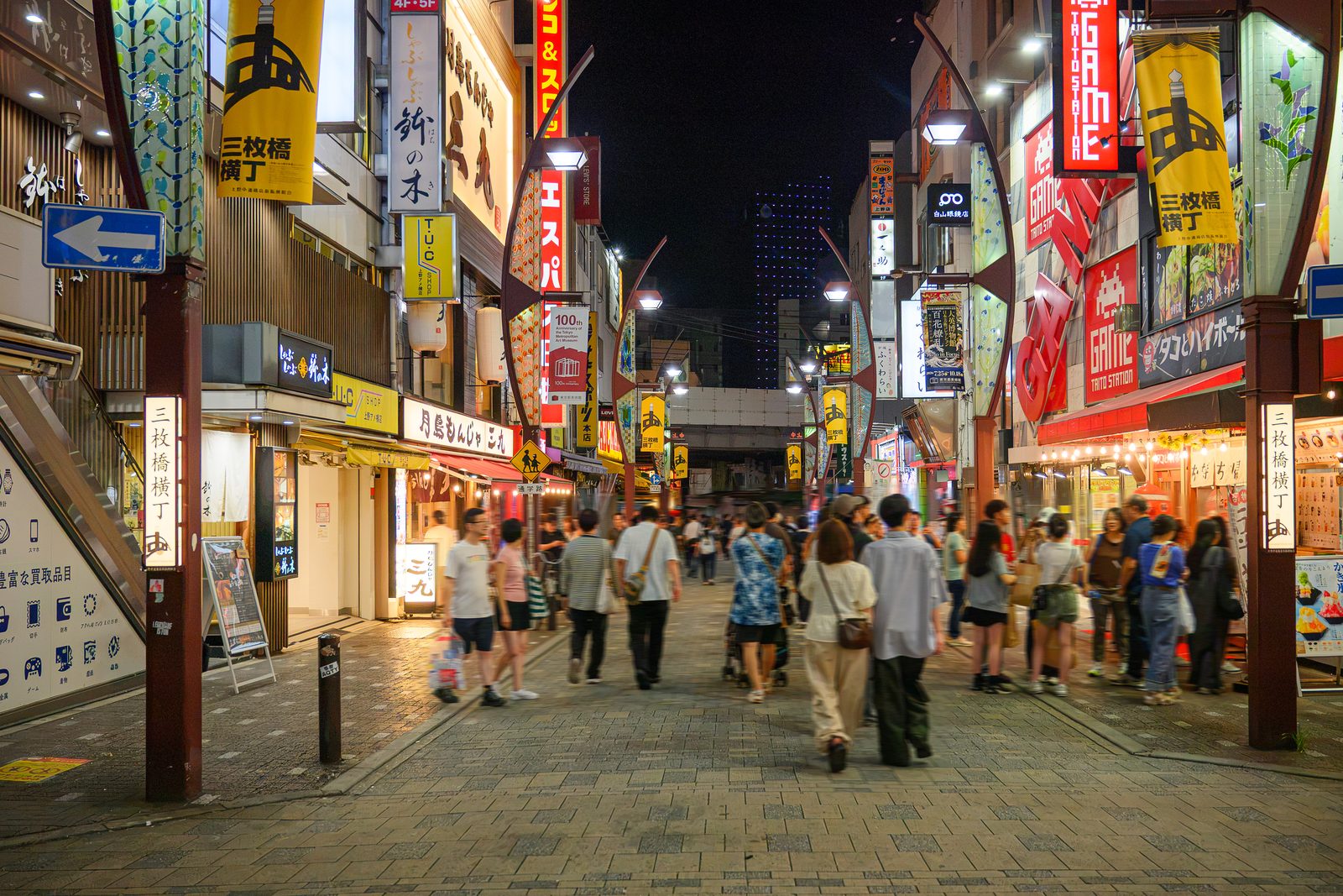 夜のアメ横商店街を歩く人々