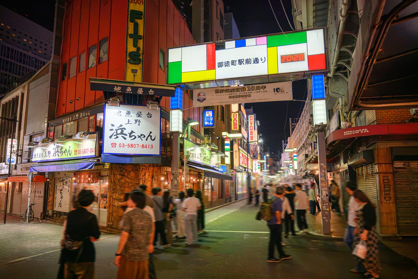 夜の御徒町駅前通りを行き交う人々