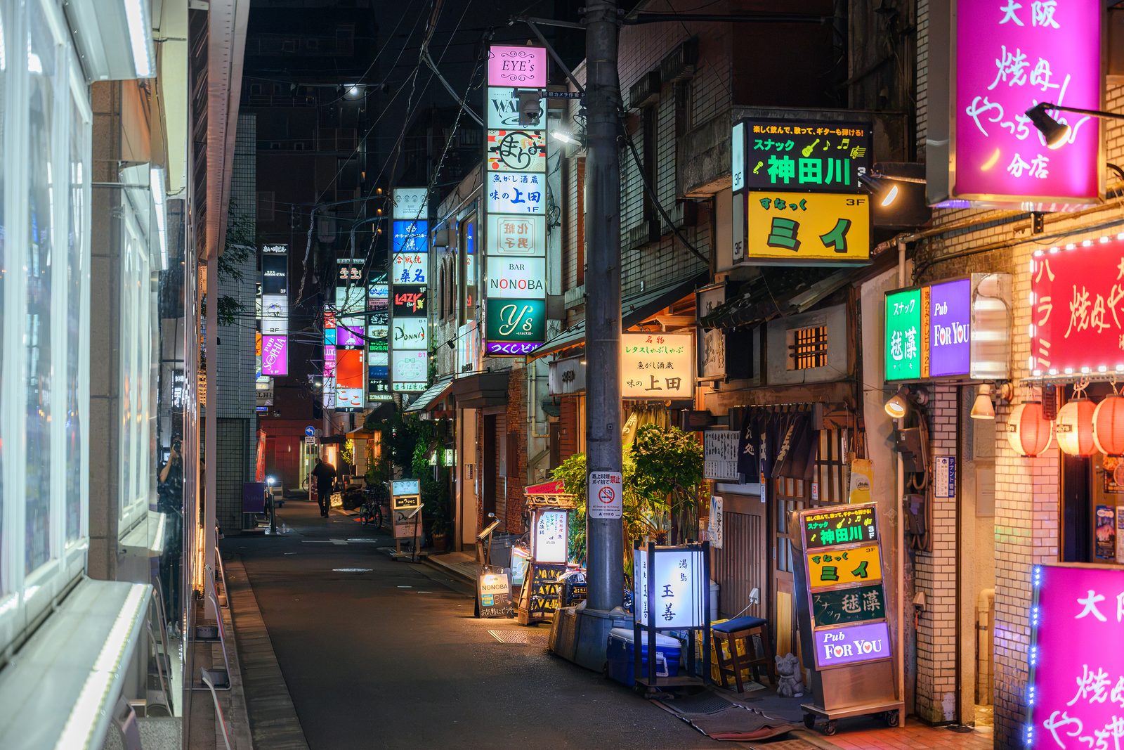 夜の湯島の路地に並ぶスナック・酒場の看板